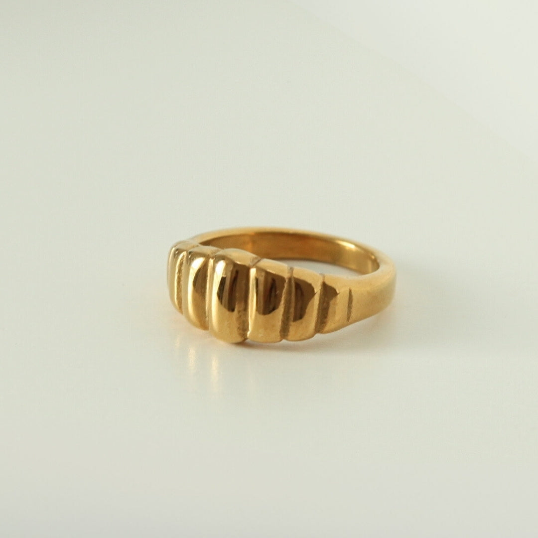 Ribbed Chunky Ring