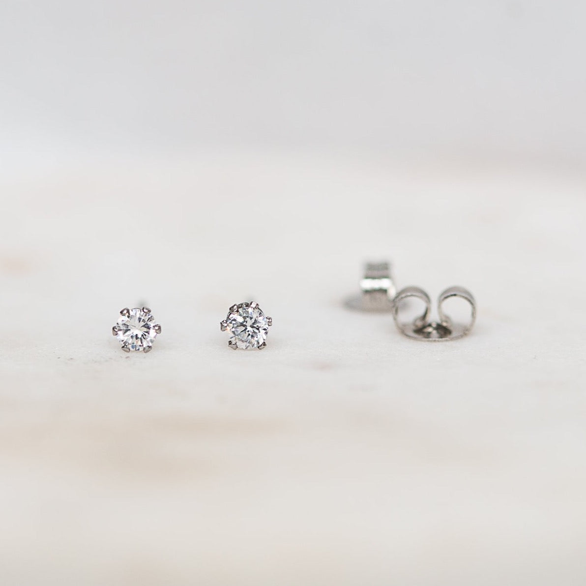 Staple 3mm clear Stone Studs